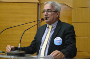 Sérgio Passos, presidente do Sindisan, fala na tribuna